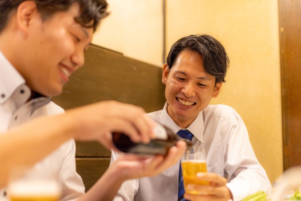 男性がお酌をしている様子