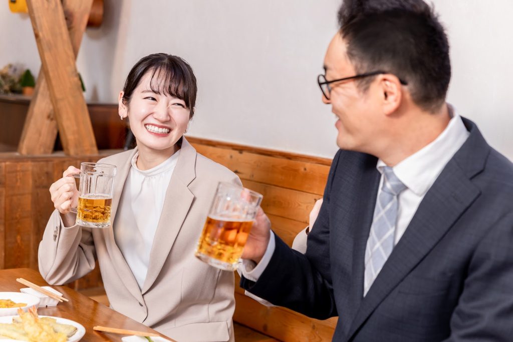 女性と男性がお酒を飲んでいる様子