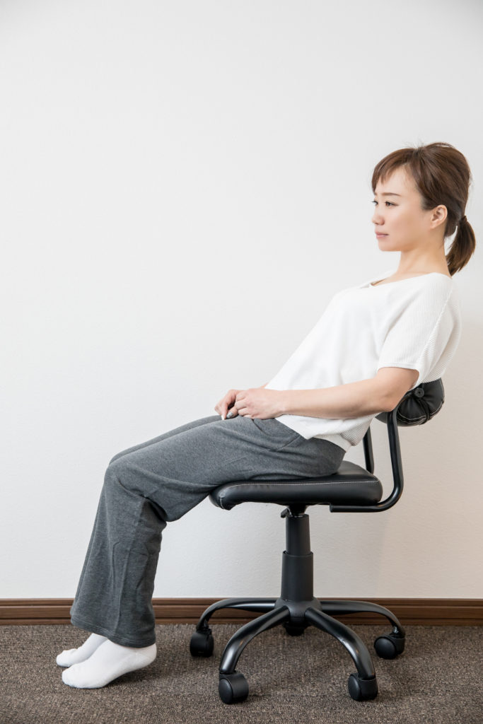 仙骨座りをしている女性