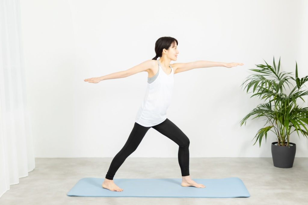 両手両足を伸ばす女性