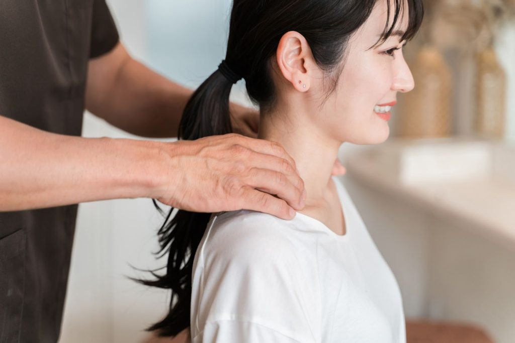 肩もみをされてる女性