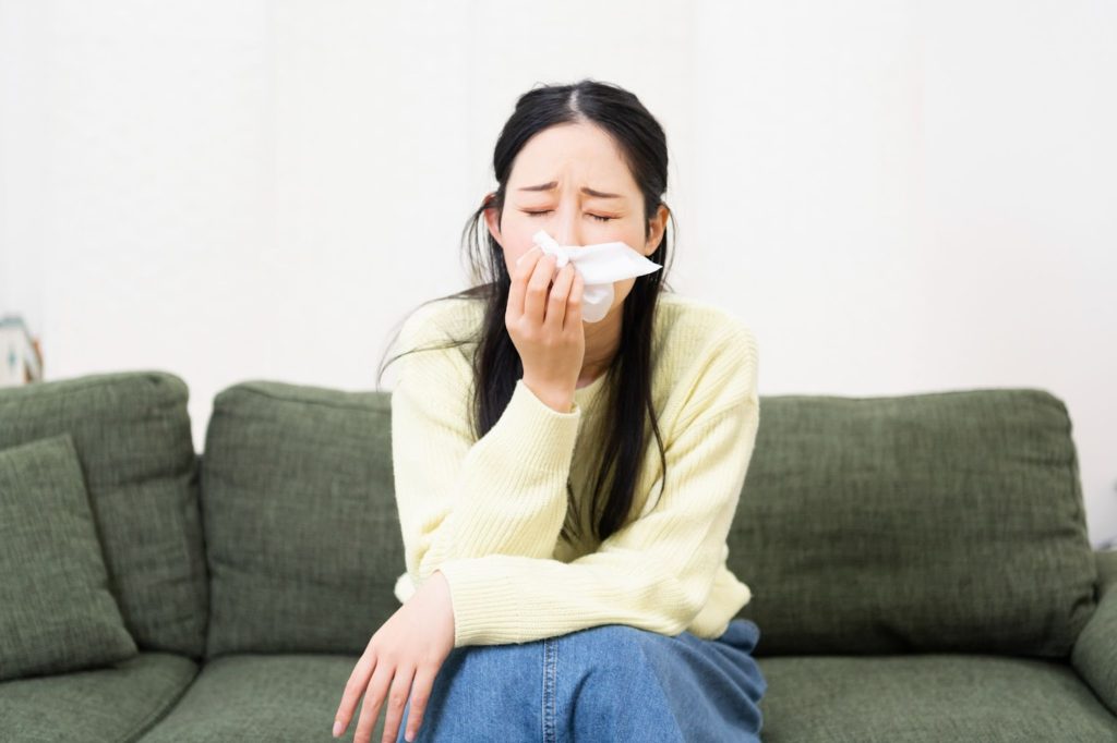 鼻かんでる女性