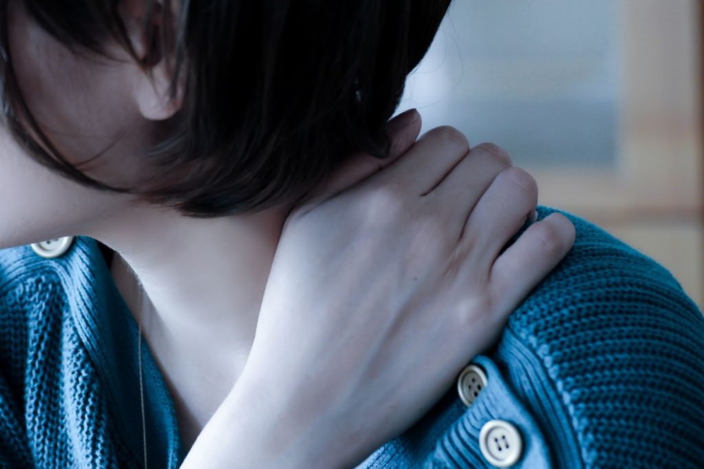 肩こりを気にする女性