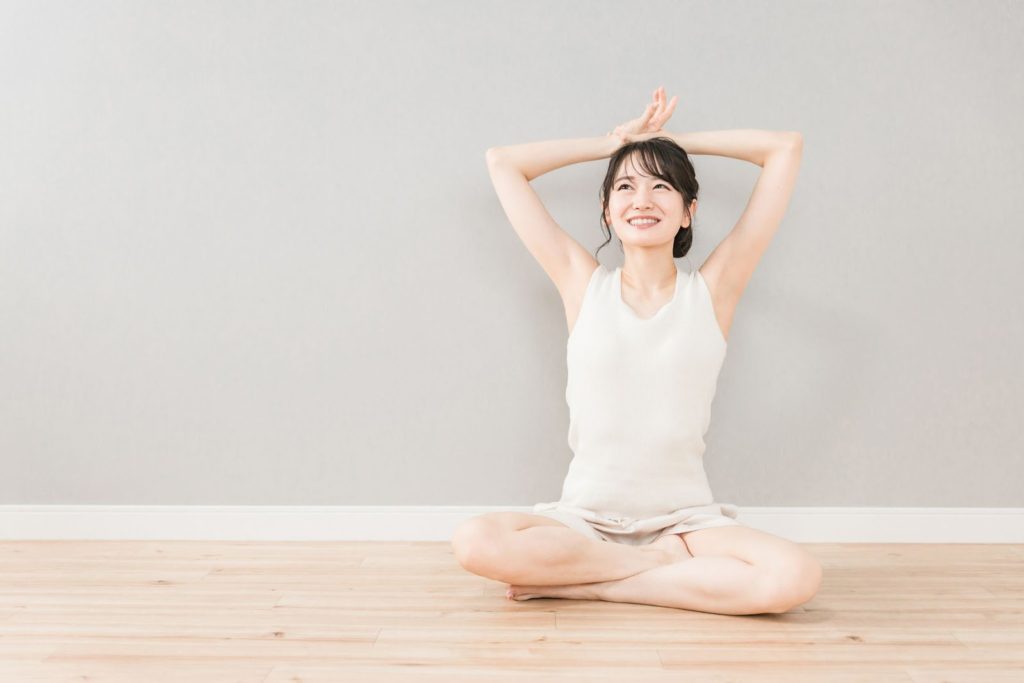 ストレッチをしている女性