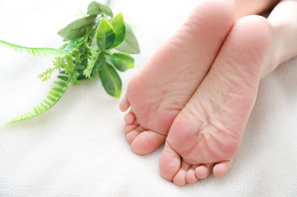 両足をそろえて足裏を見せている様子