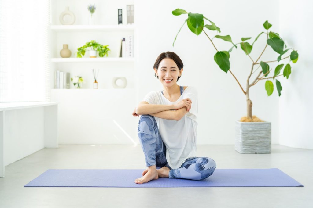 ストレッチをする女性