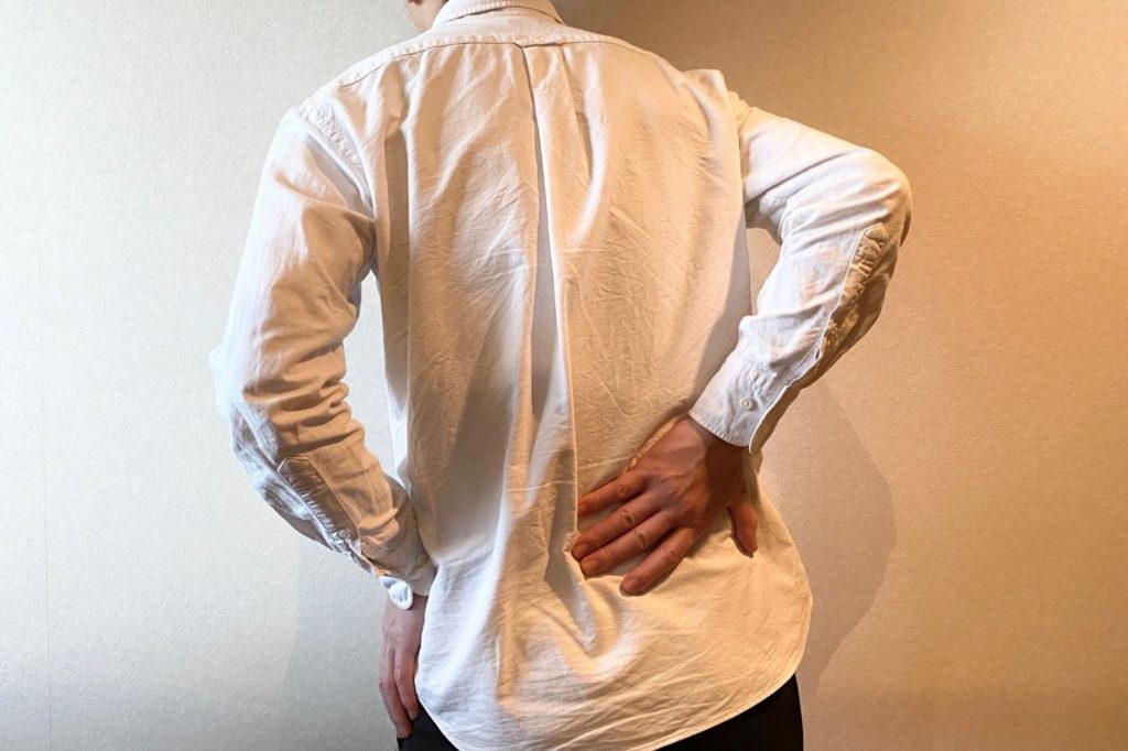 腰痛を気にする男性