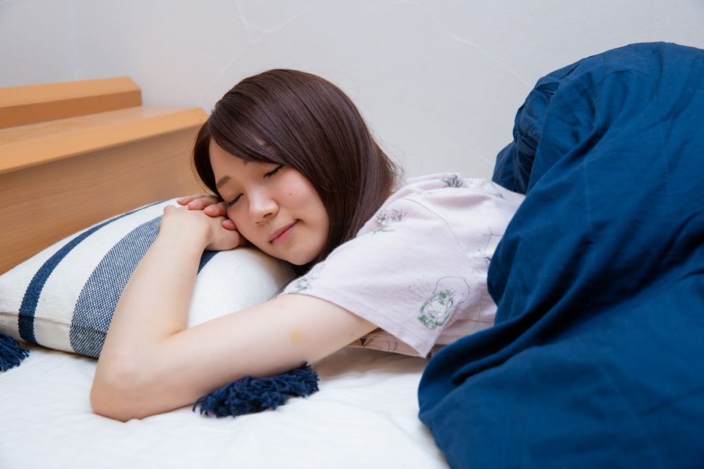 うつ伏せで寝る女性