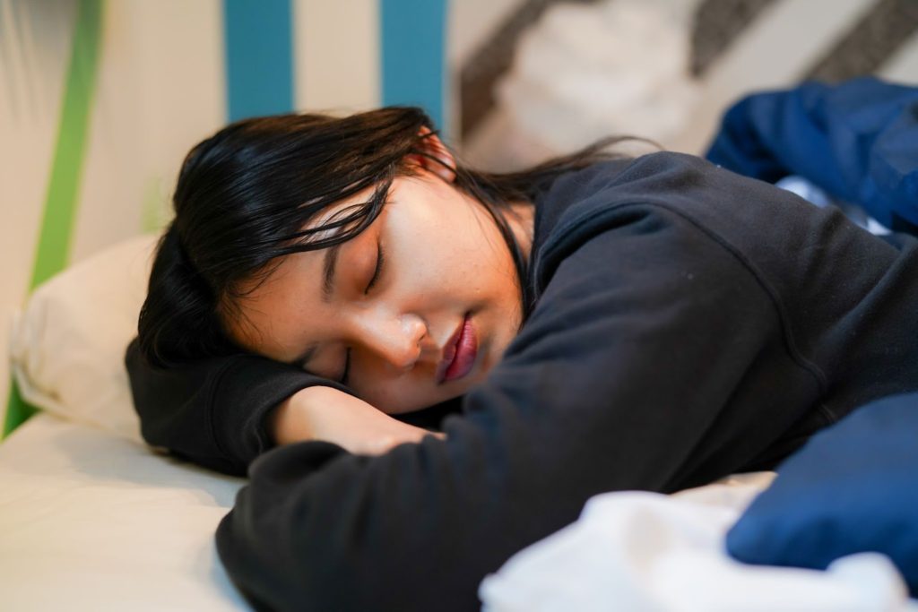 うつ伏せで寝ている女性