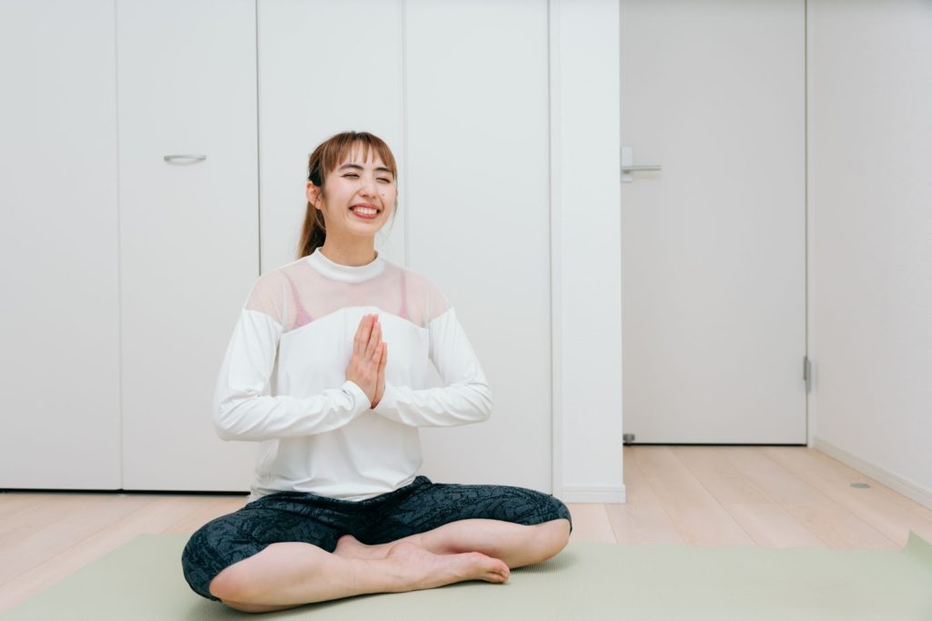 ストレッチをする女性