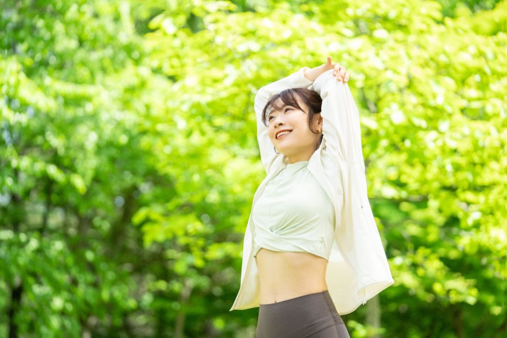 ストレッチをする女性