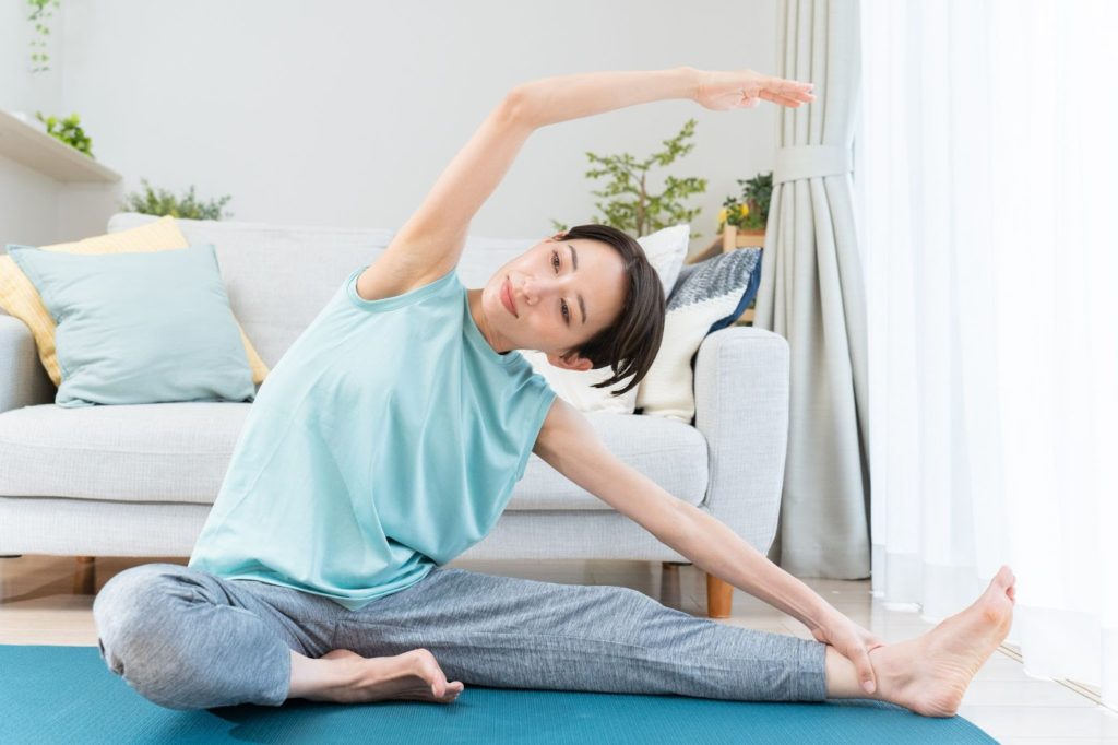 ストレッチをする女性