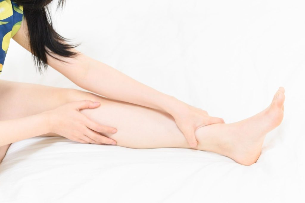 足を気にする女性