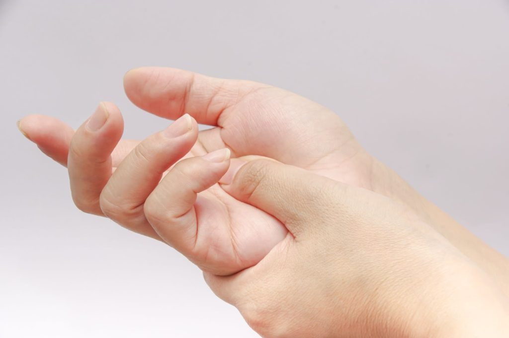 手のツボを押す様子