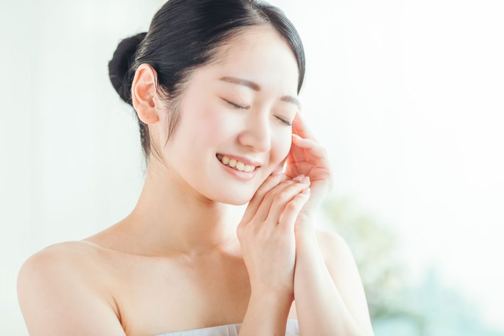 頭の辺りを気にする女性