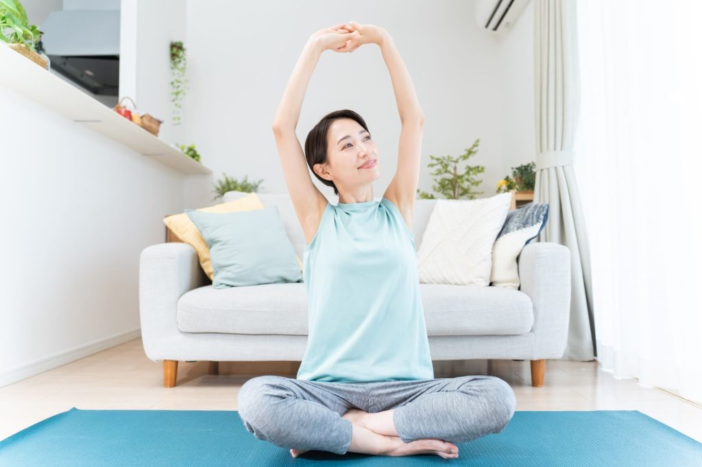 ストレッチをする女性