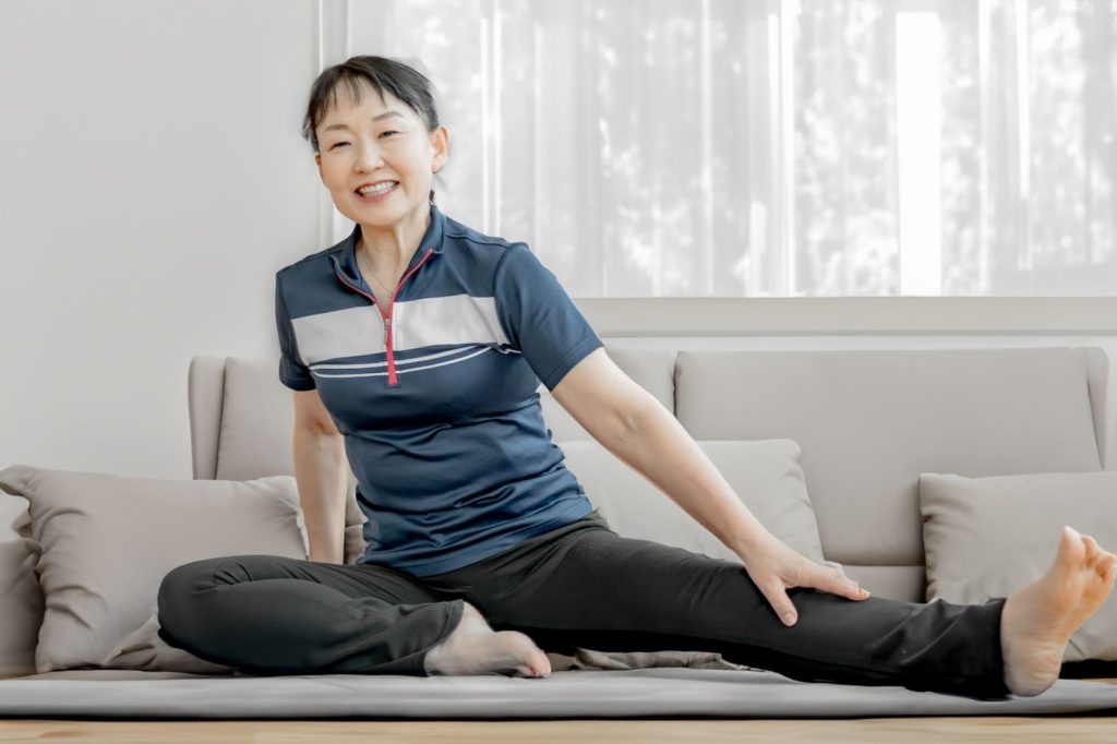 ストレッチをする女性