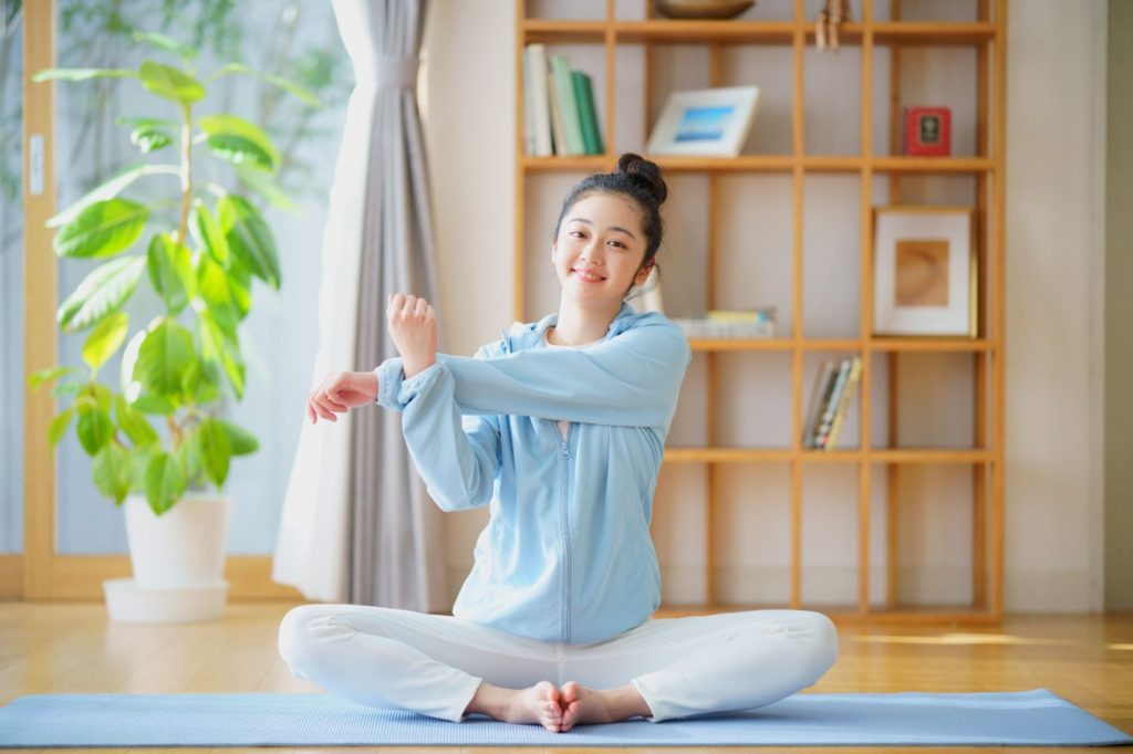 腕を伸ばす女性