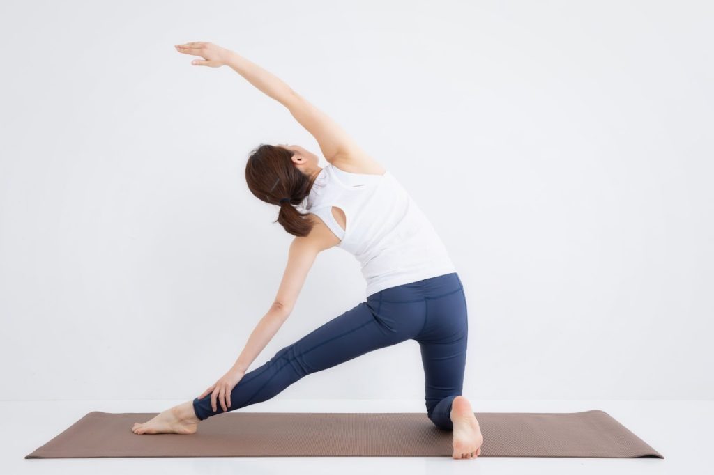 体を伸ばす女性