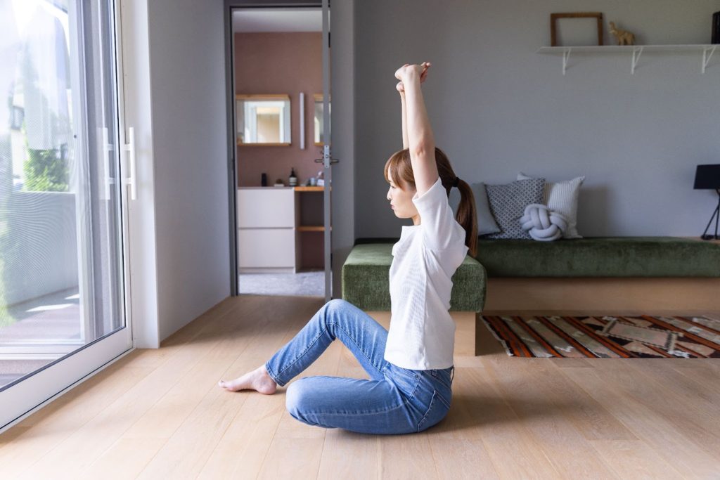 ストレッチをする女性