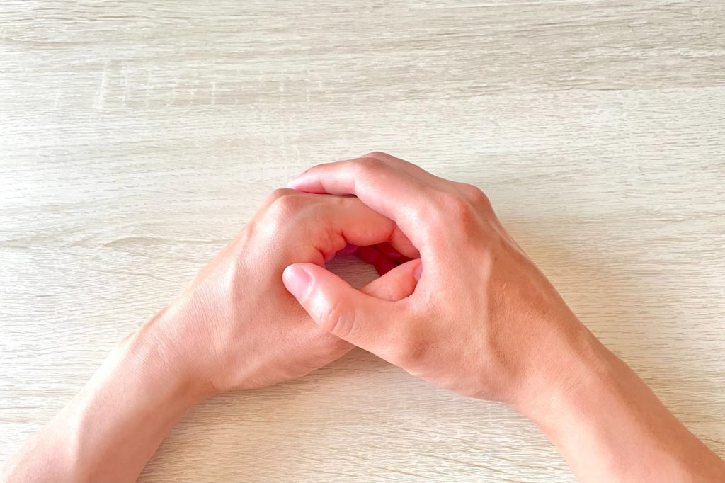 手を重ねて関節を鳴らしている様子