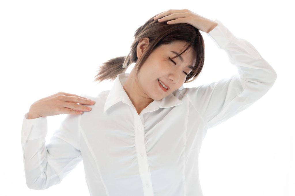 首のストレッチをする女性