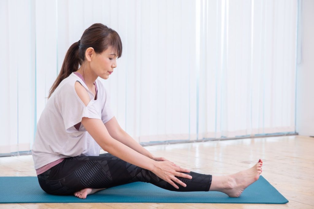 実際にストレッチを行う女性