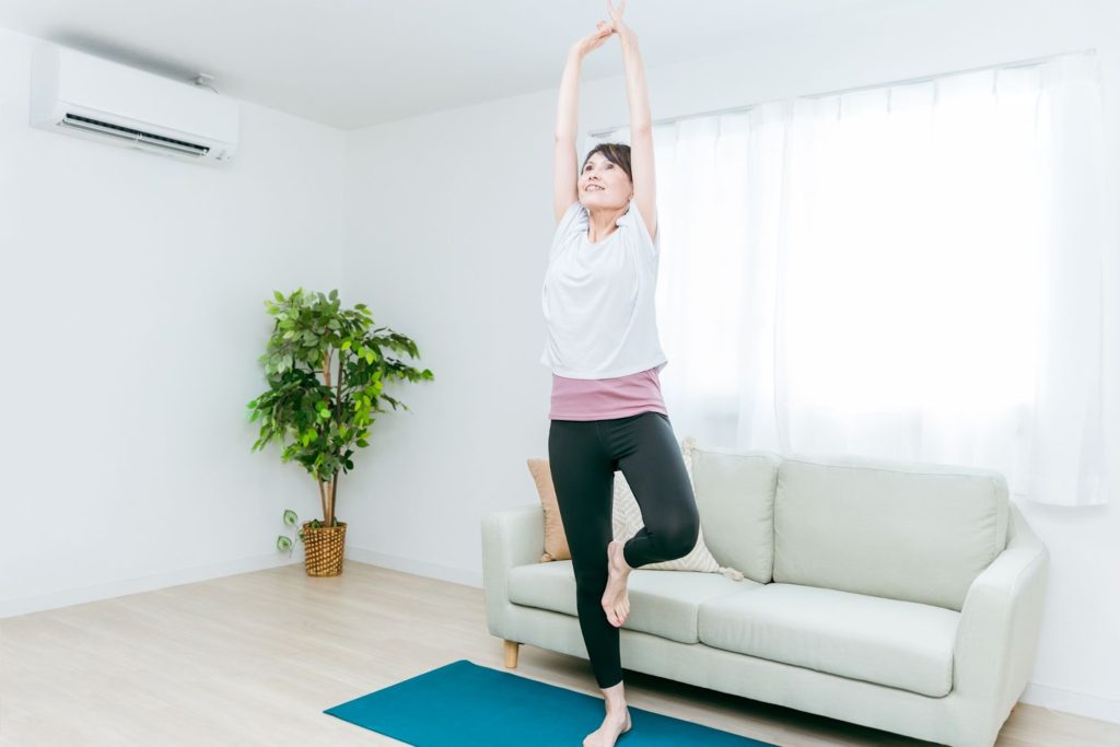 実際にストレッチをする女性