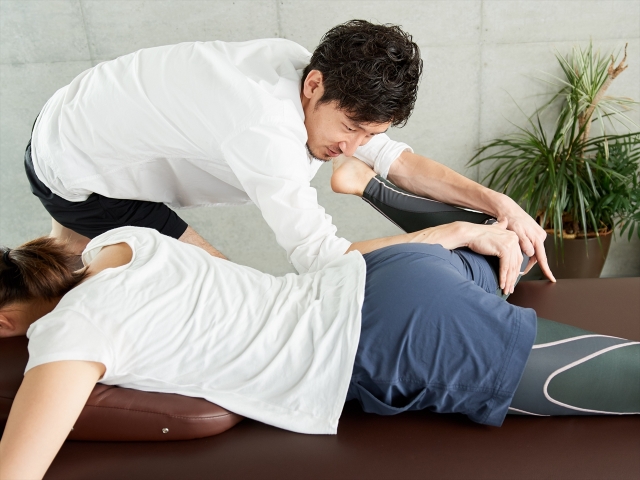 整体の施術を受けている様子