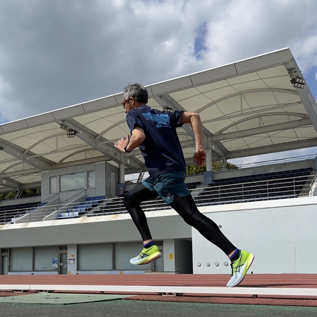 競技場で走る男性