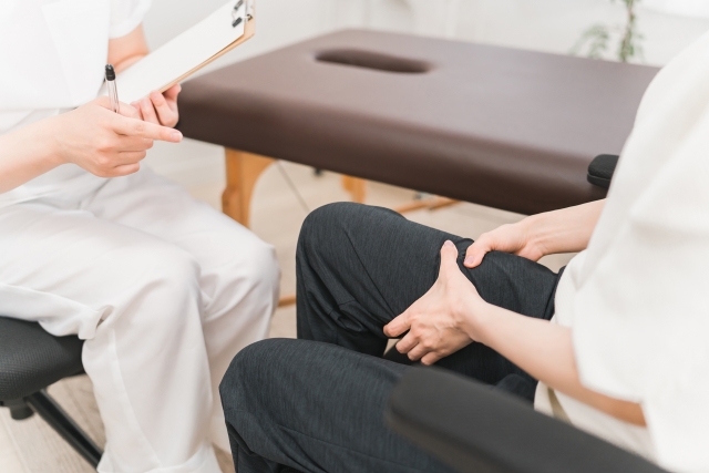 整体院で問診を受ける人