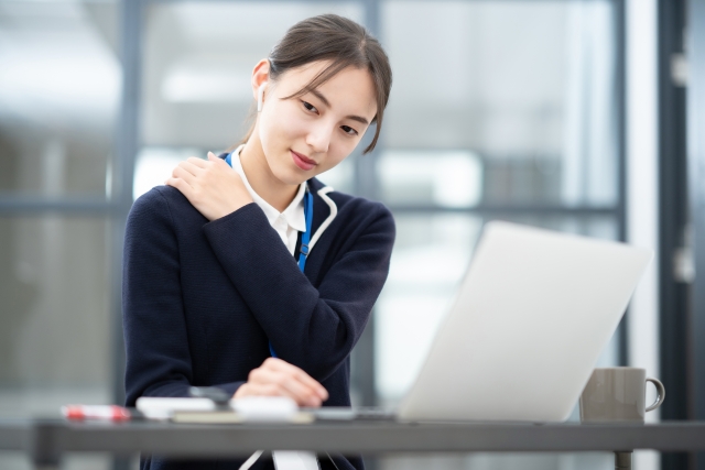 デスクワークが続き肩の辛さを感じてる人