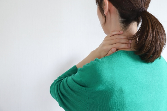 首が痛い人