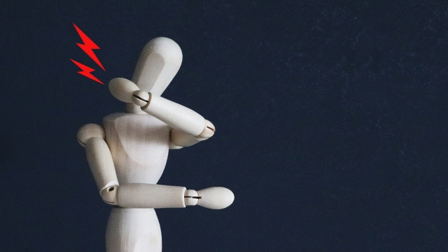 首の痛みに効くツボを押してる