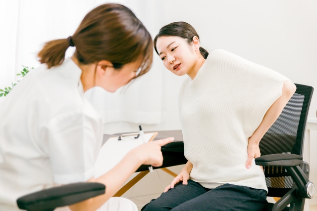 整体でカウンセリングを受ける女性