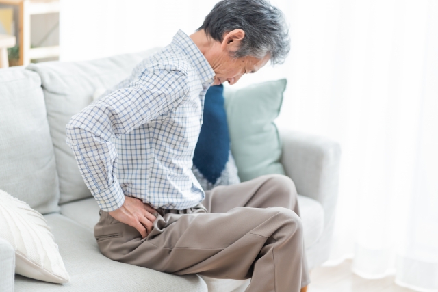 座りっぱなしの男性