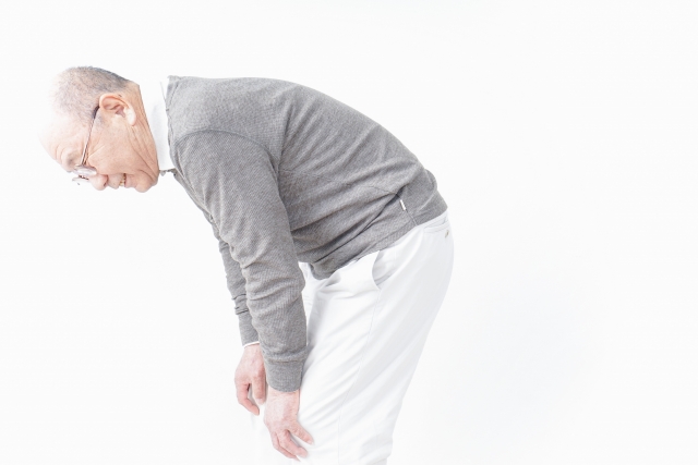 膝が痛そうなシニア