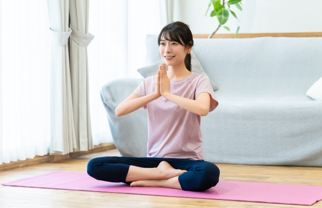 ストレッチをする女性